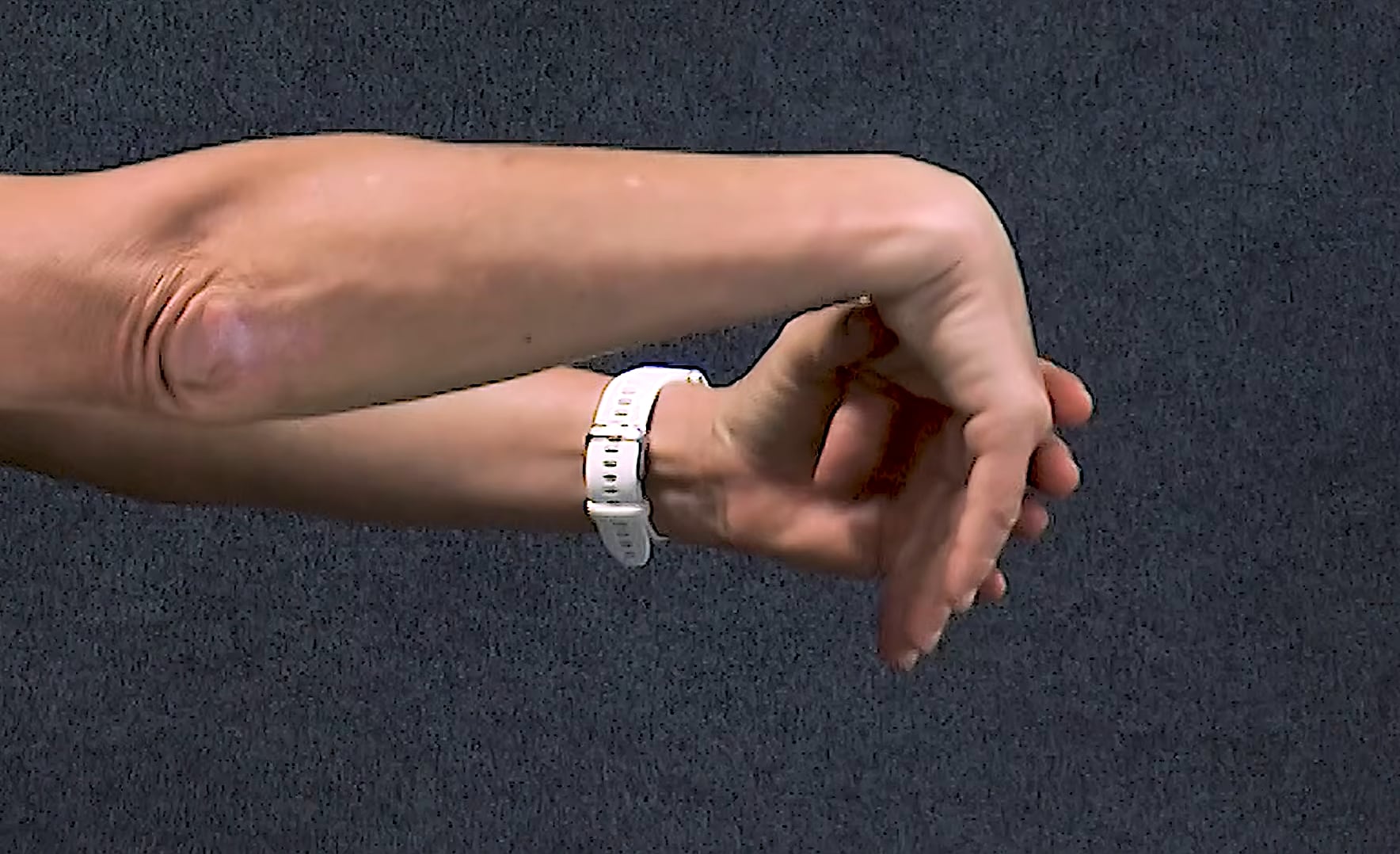 El agarre de la mano depende de una cadena muscular que conecta los dedos, el antebrazo y los hombros, revelan fisioterapeutas (Captura de video: YouTube)