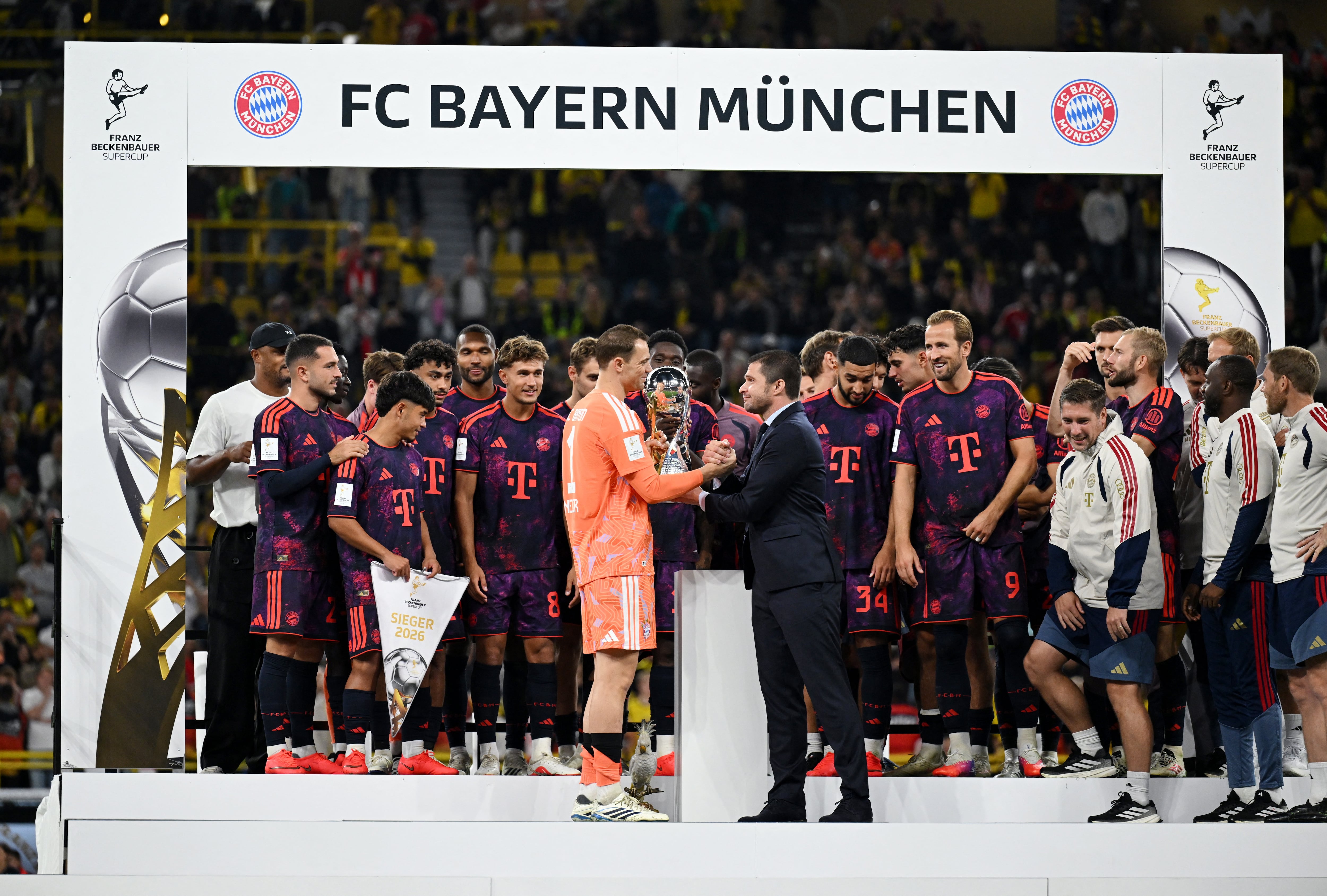Manuel Neuer y sus compañeros, del Bayern Múnich, reciben el trofeo tras ganar la final de la Supercopa DFL-crédito Teresa Kroeger/REUTERS