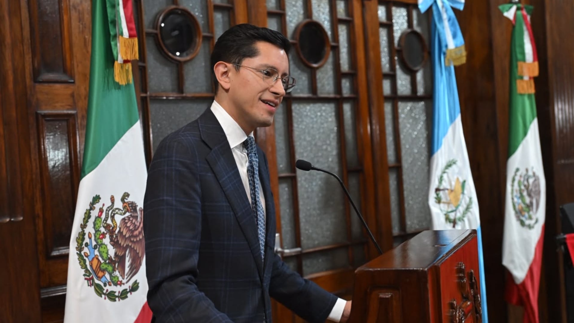 Roberto Velasco durante la develación de la placa en honor a los exiliados que México refugió tras el golpe de Estado de 1954. (SRE)