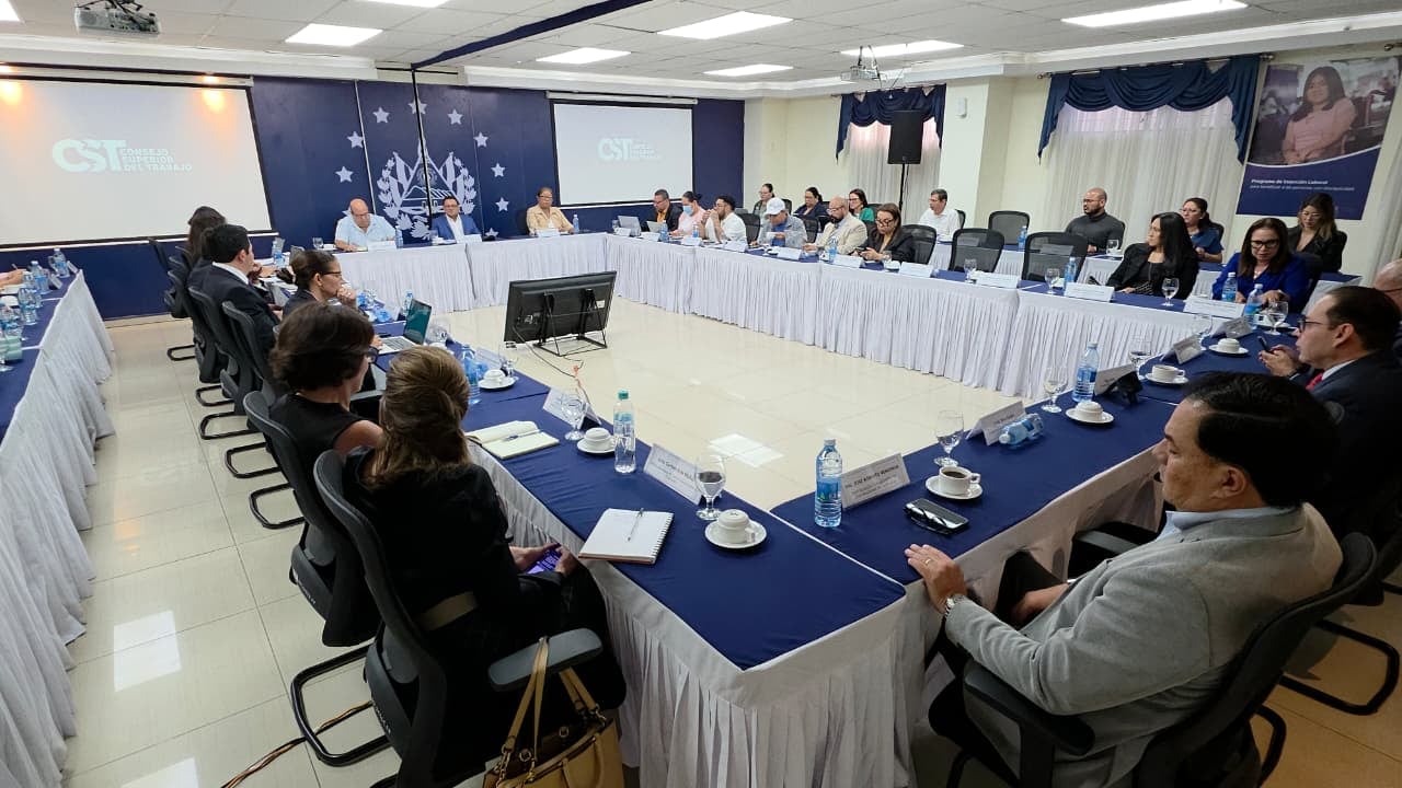 La propuesta de ANEP plantea que las nuevas jornadas laborales en El Salvador sean opcionales y se adapten a cada sector económico. (Foto: Ministerio de Trabajo)