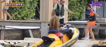 Shakira tuvo problemas para parquear la moto acuática y casi choca a una trabajadora - crédito Captura de pantalla/Y ahora Sonsoles