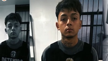 Los cinco detenidos tienen el tatuaje "Fortuna 2026", detalle que para la PNP los vincula en una banda criminal. (Captura video: Cuarto Poder)