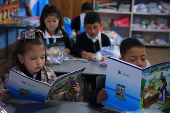 Varios niños y niñas se