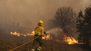 Galicia afronta una tarde de incendios fuera de control con más de 40 hectáreas afectadas en Ponteareas, Carballo y A Laracha y un amplio despliegue de medios