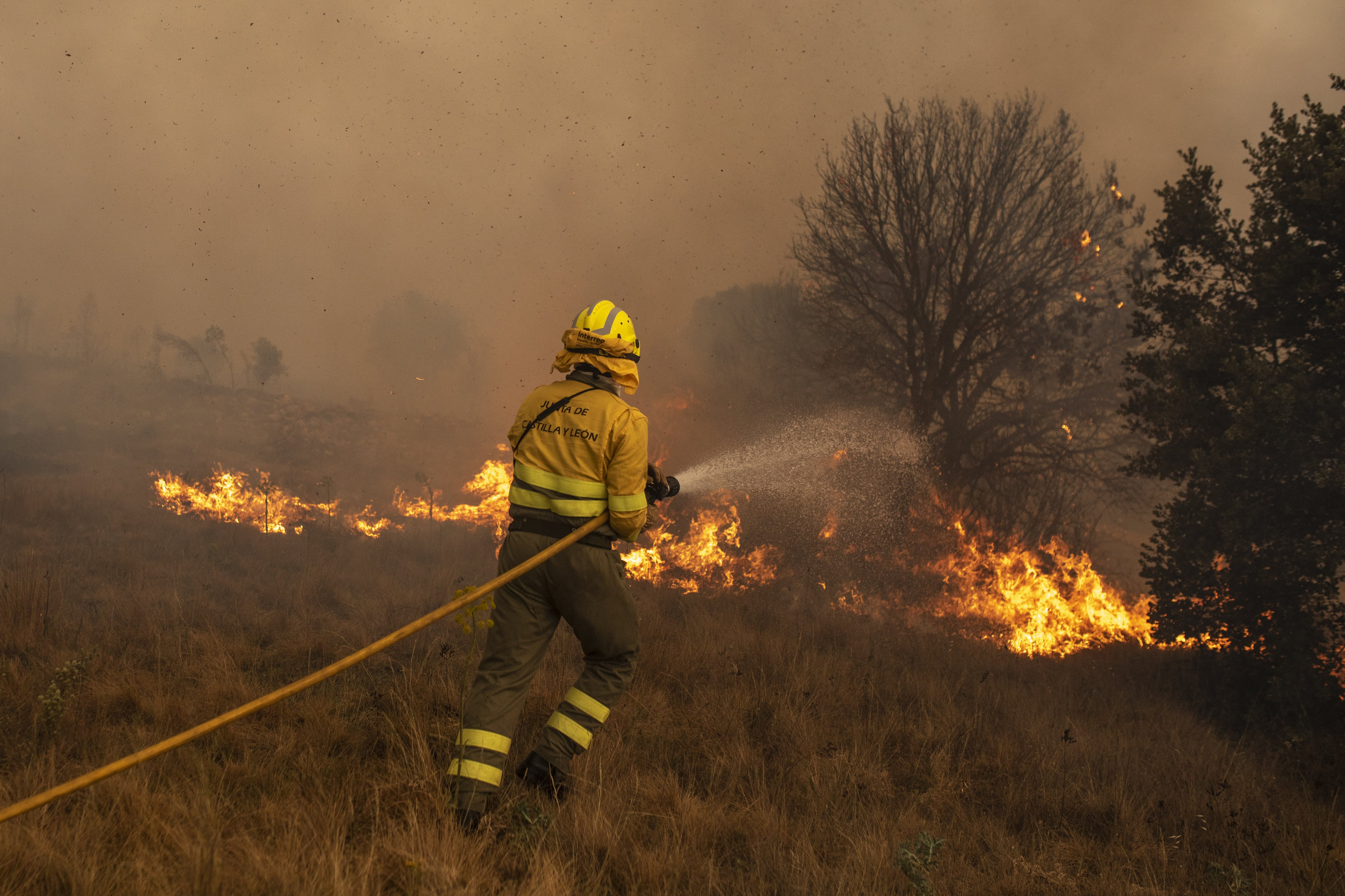 Galicia afronta una tarde de incendios fuera de control con más de 40 hectáreas afectadas en Ponteareas, Carballo y A Laracha y un amplio despliegue de medios
