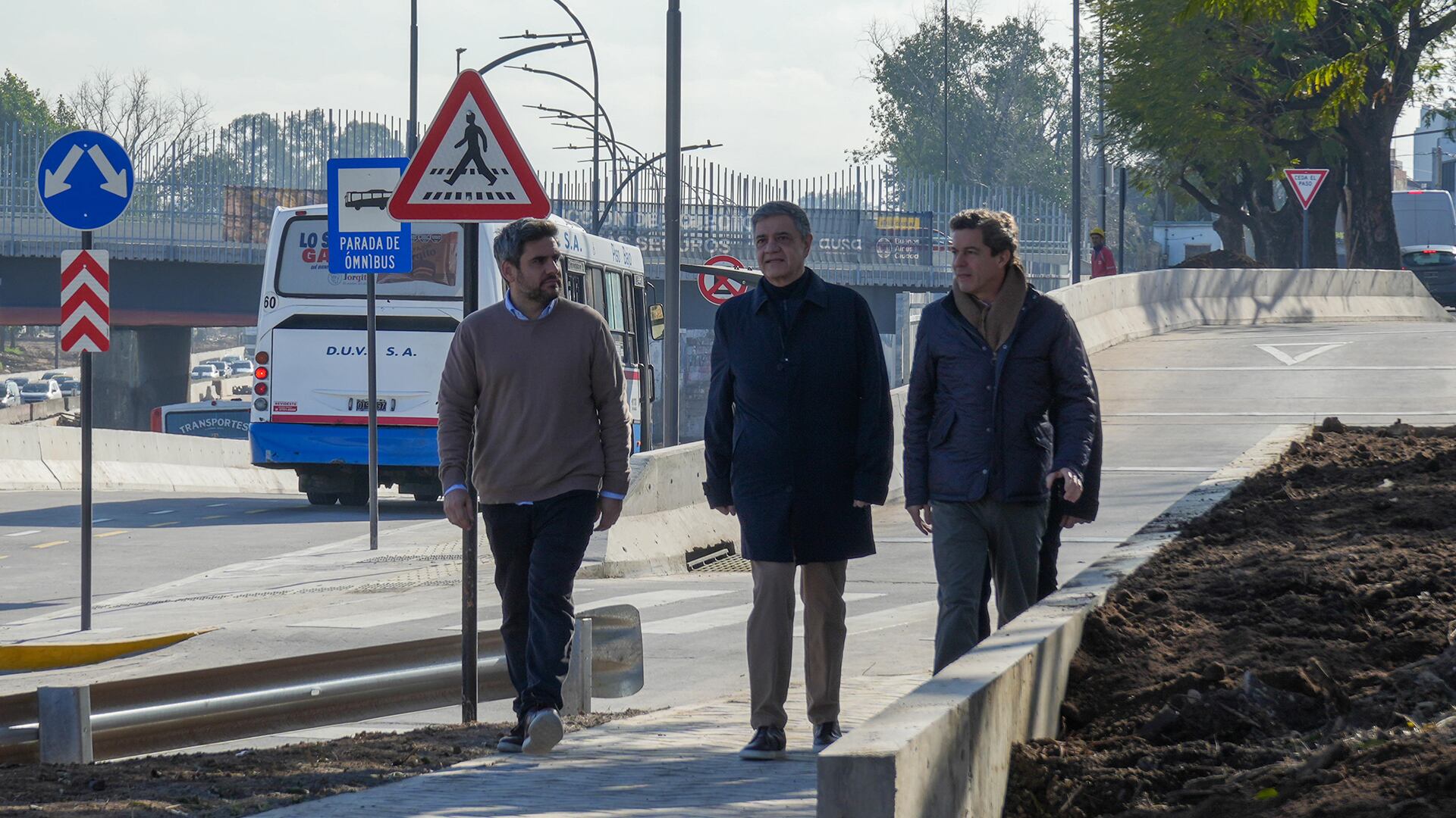 Jorge Macri recorre la traza de las nuevas calles colectoras de la autopista Dellepiane tras la finalización de las obras viales. (GCBA)