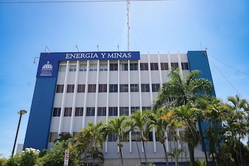 As instituições devem realizar manutenções preventivas periódicas para maximizar a eficiência e reduzir o consumo de energia dos equipamentos de som. (Foto cortesia do Ministério de Energia e Recursos Minerais)