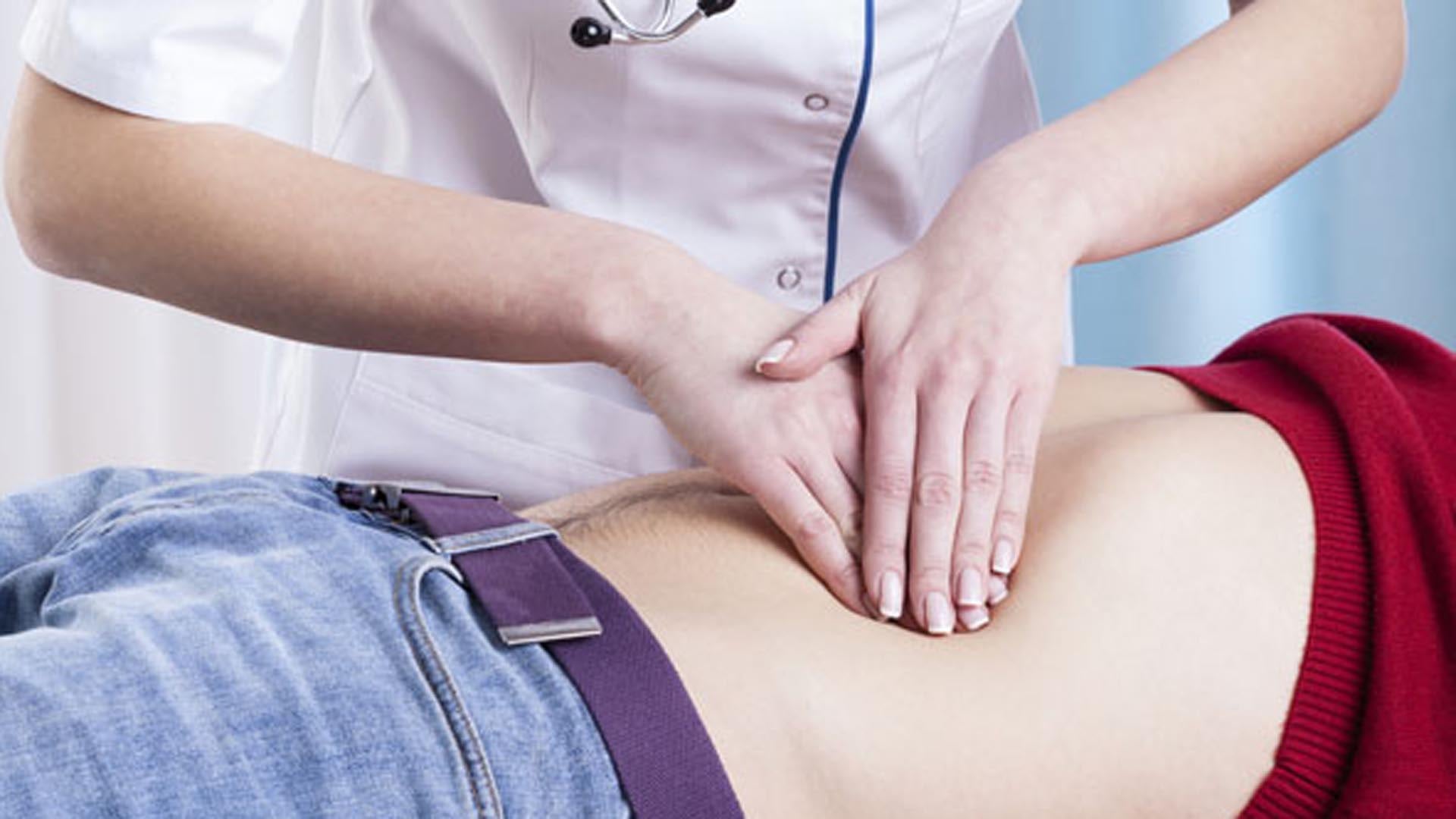 El dolor abdominal que comienza cerca del ombligo y migra al lado inferior derecho es uno de los signos más característicos de la apendicitis (Europa Press)