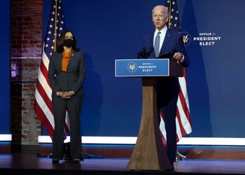Biden durante junto a su