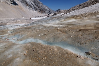 Un estudio de Nature Climate Change estima que 14 millones de personas realizan cada año excursiones sobre masas heladas en el mundo, pese a las emisiones asociadas a esos desplazamientos (EFE/EPA/ANNA SZILAGYI)