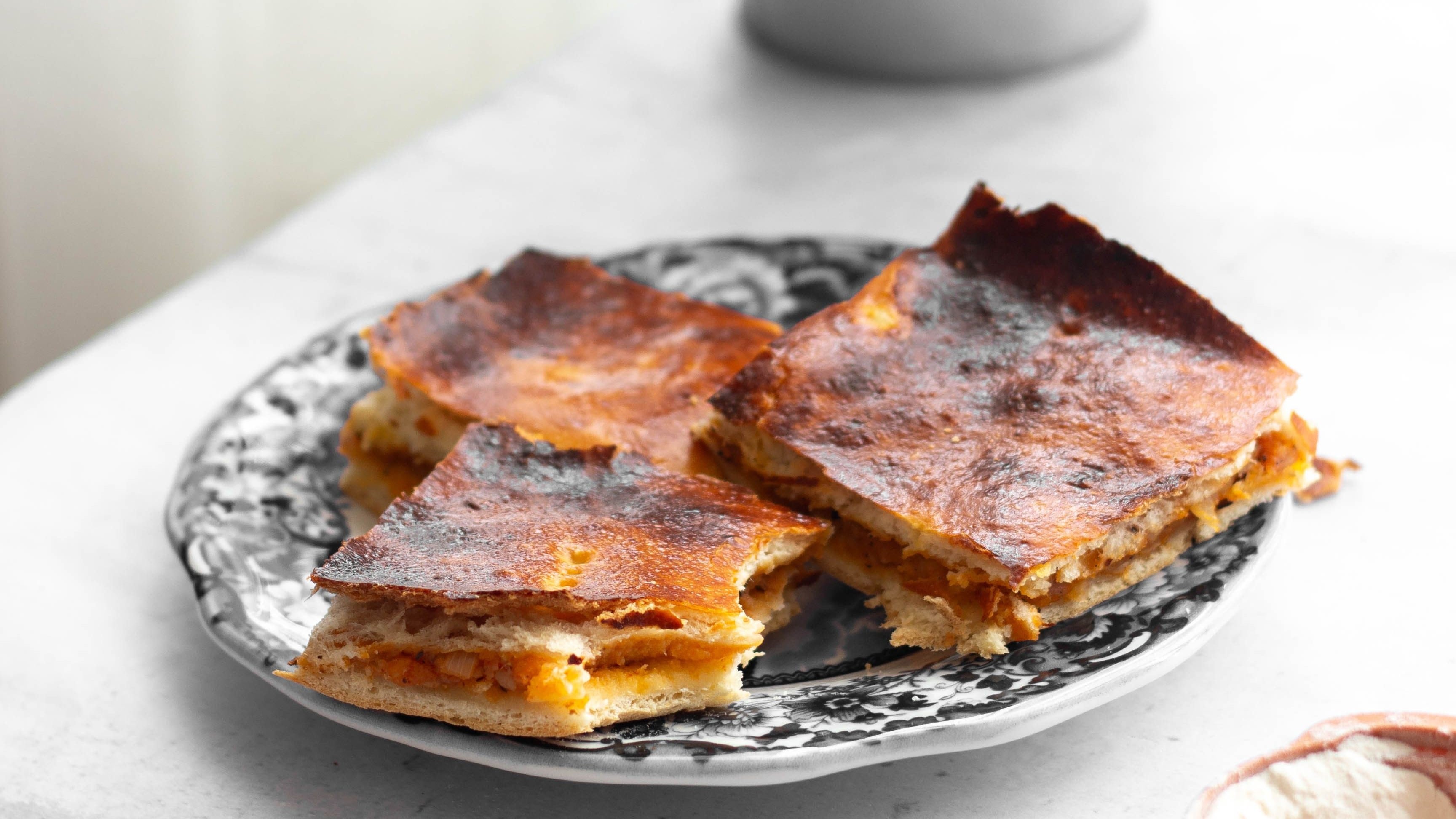 Pastel de masa filo con relleno de calabaza y queso feta (Pexels)