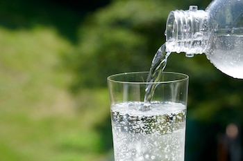 Agua con gas (AdobeStock)