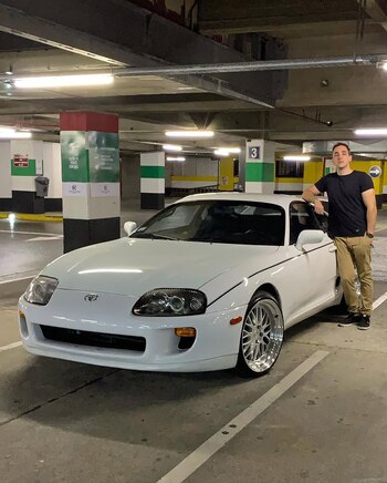 Lucas posa junto a un