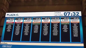 Pantalla informativa de la línea Roca con horarios y estados de salida de trenes, con algunas partidas marcadas como demoradas