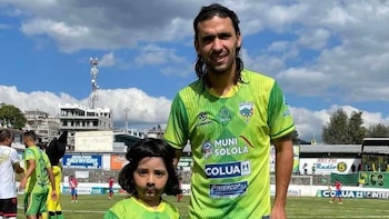 Juan Diego Gutiérrez se ganó el cariño de los más pequeños en Deportivo Sololá. - Crédito: