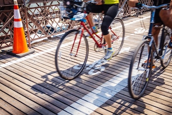 Ciclistas atraviesan un puente de la ciudad utilizando carriles señalizados. (Shutterstock)
