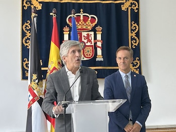 16/10/2026 El ministro del Interior, Fernando Grande-Marlaska, visita distintas infraestructuras policiales situadas en El Tarajal acompañado por el delegado del Gobierno en la ciudad autónoma, David de la Encina, a 16 de octubre de 2026, en Ceuta (España). El ministro del Interior, Fernando Grande-Marlaska, visita hoy la frontera de El Tarajal en Ceuta. La visita coincide con la investigación judicial sobre la crisis migratoria del pasado verano y la reciente polémica política por la presencia de buques militares marroquíes en aguas de la ciudad autónoma.
POLITICA
Gabriela Sardá Núñez - Europa Press