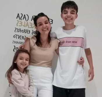 "Soy feliz con mi familia", asegura Emma, que en esta foto está con su mamá y hermano