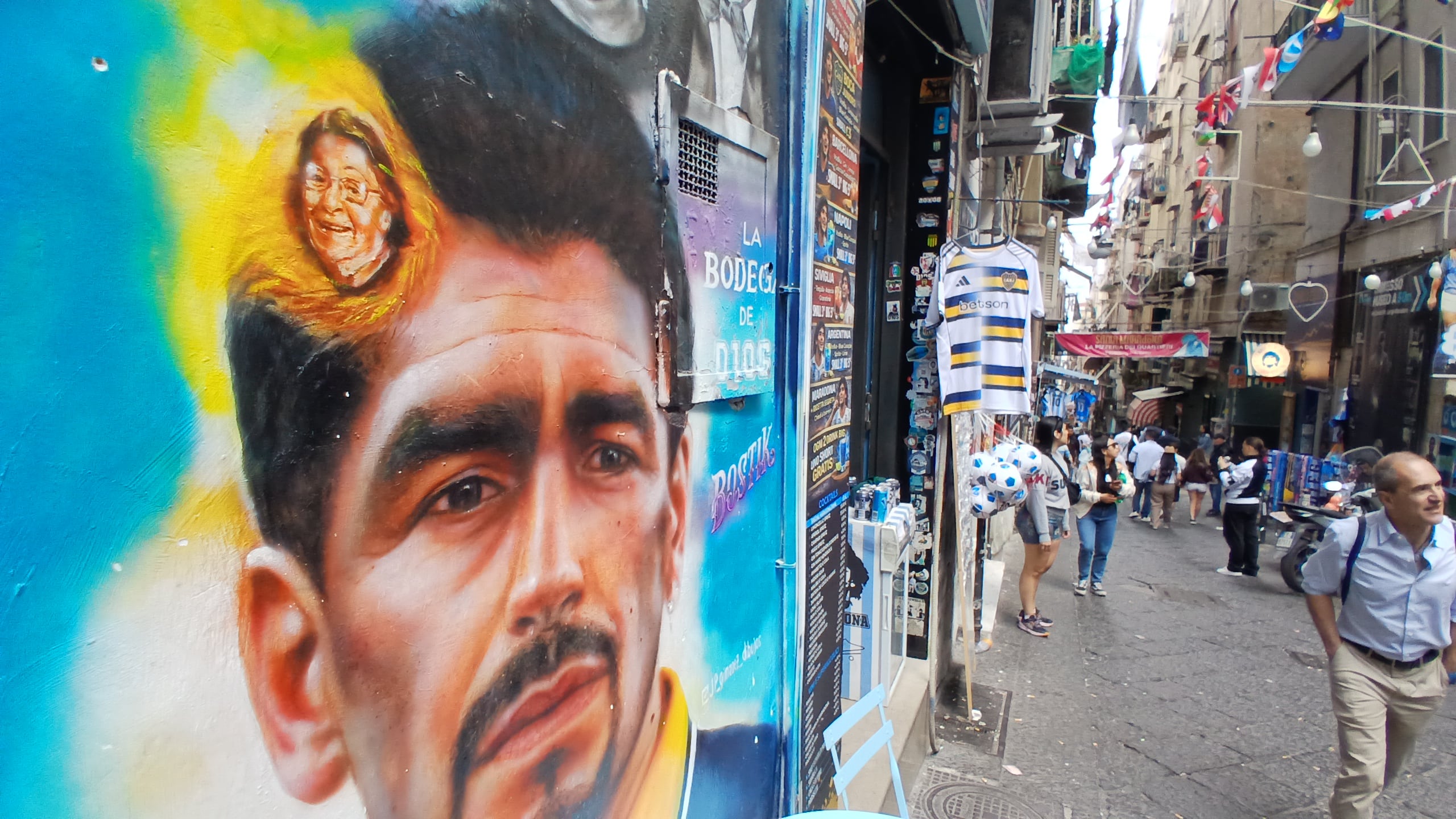 Los retratos de Maradona, aquí uno con Doña Tota y la camiseta de Boca, hecho por Juan Pablo.