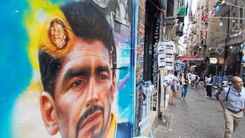 Antonio Esposito, conocido como “Bostik”, es una figura clave en la construcción simbólica y turística del llamado Largo Maradona, en los Quartieri Spagnoli de Nápoles.