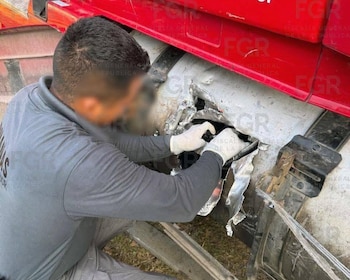 Procesan a hombre por llevar más de 100 kilos de cocaína escondidos en el tanque de combustible de un camión