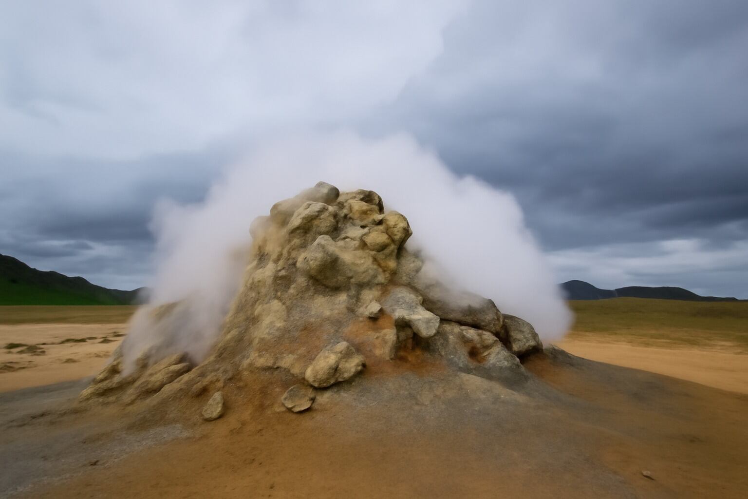 El hallazgo de reservas de hidrógeno en la corteza terrestre podría acelerar la transición energética desde los combustibles fósiles - crédito VisualesIA