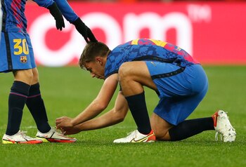 Nicolas Gonzalez atándole los cordones