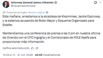 Captura de pantalla de una publicación en redes sociales con texto traducido al español sobre la detención de una funcionaria pública
