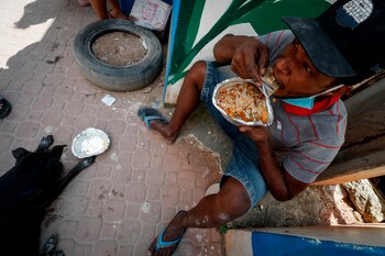 Un joven almuerza tras recibir