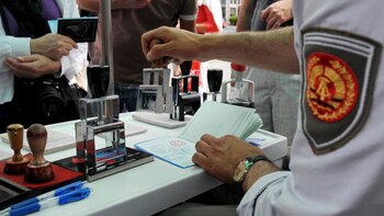 Dar información falsa a un