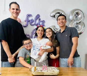 Daniella Mastricchio junto a sus cuatro hijos