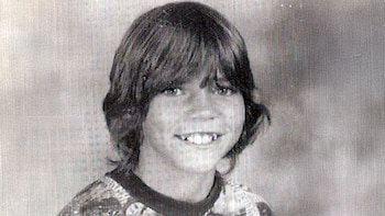 La foto acertijo: ¿Quién es este niño que descubrió demasiado tarde quién era su padre y se convirtió en una leyenda del rock?