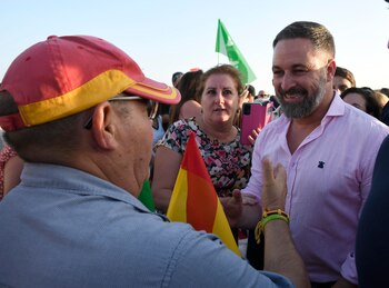 El candidato a la presidencia del gobierno en la elecciones generales por el partido VOX, Santiago Abascal, participa en un evento de inicio de campaña este jueves, en el municipio de El Ejido, Almería. (EFE/ Carlos Barba)