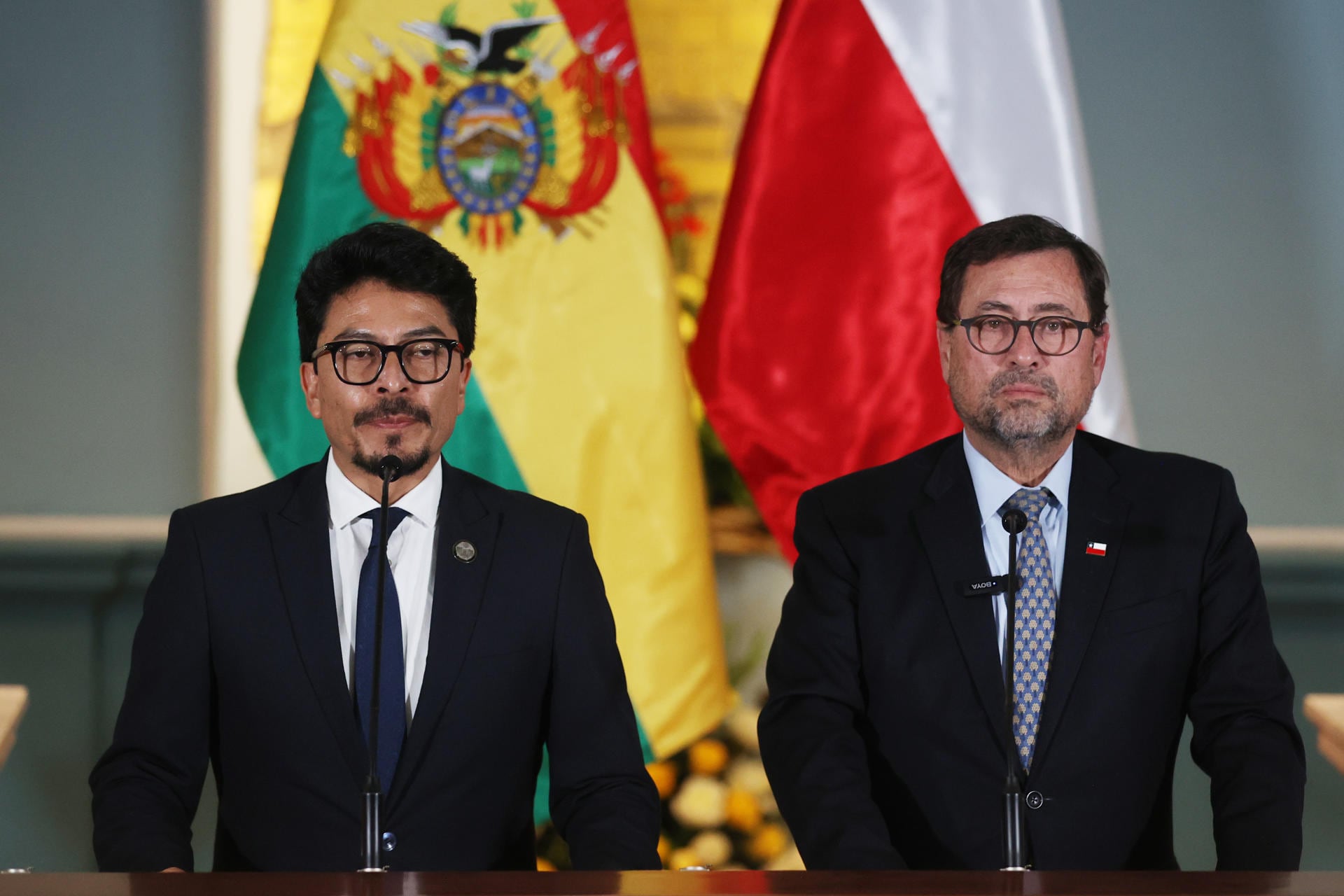 Los cancilleres de Bolivia, Fernando Aramayo (i), y de Chile, Francisco Pérez Mackenna, ofrecen declaraciones al finalizar una reunión con el compromiso de