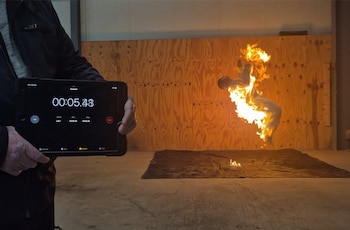 Ryan Luney, acróbata británico sorprendió al mundo al ejecutar una serie de acrobacias extremas bajo fuego