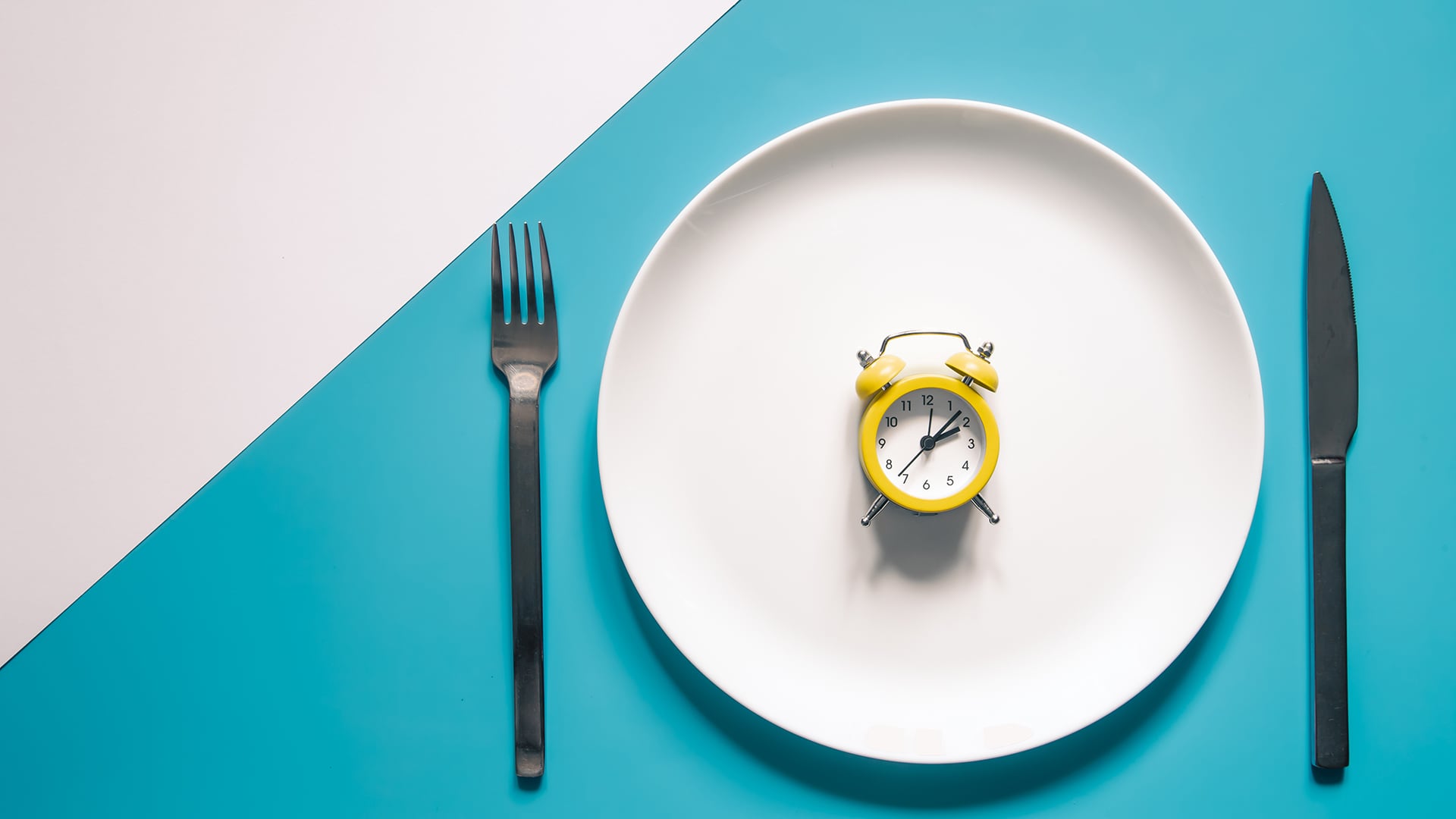 El plan de ayuno en días alternos alterna días de alimentación libre con días de restricción calórica de entre 400 y 600 kilocalorías (Freepik)