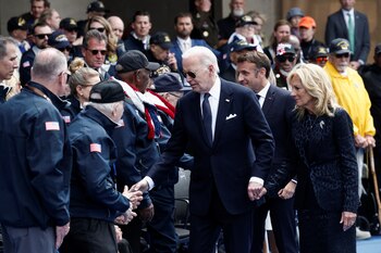 Biden saluda a veteranos (REUTERS/Benoit Tessier)