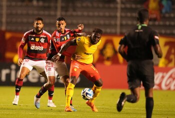 Roberto Ordóñez, del Aucas de Ecuador, conduce el balón frente a Victor Hugo, del Flamengo de Brasil, durante un partido de la Copa Libertadores, disputado el miércoles 5 de abril de 2023 en Quito (AP Foto/Dolores Ochoa)