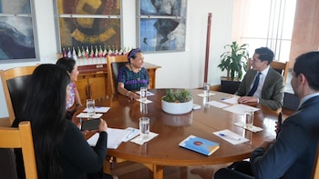 Roberto Velasco se reunió con Rigoberta Menchú Tum tras el nombramiento en la SRE. (Foto: SRE)
