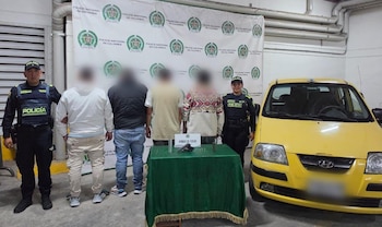 La Policía Nacional captura a cuatro hombres en un taxi con una pistola y un supresor en Santa Fe - crédito MEBOG