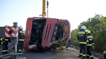 El vuelco de un autobús polaco en Hungría dejó 12 muertos y al menos 10 heridos