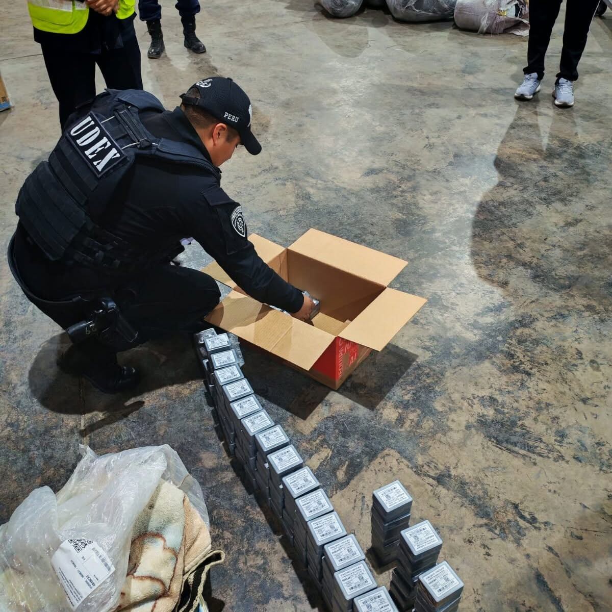 Un oficial de la Policía Nacional del Perú y Aduanas de la SUNAT organiza los detonantes incautados en Cusco, valorizados en S/195.000 y presuntamente destinados a minería ilegal. (Foto: Sucamec)