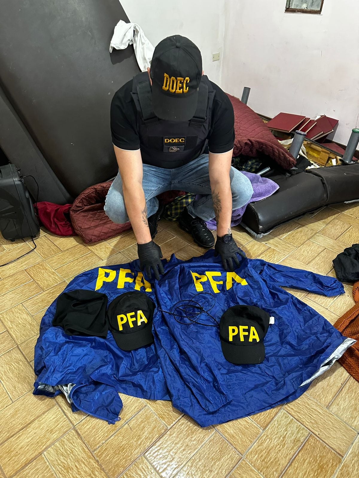La ropa con insignias de la PFA presuntamente utilizada en los asaltos