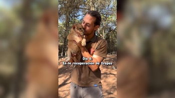 Grapas e Iván en uno de los vídeos publicados en redes sociales. (@safariaitana/Instagram)