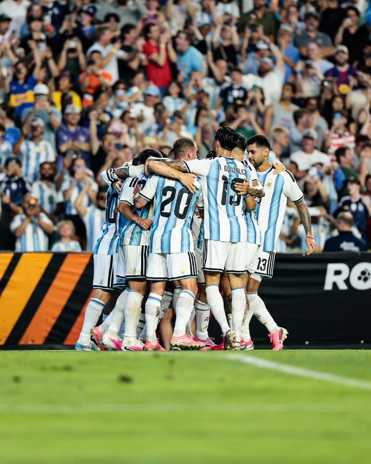 Los equipos ultiman detalles para el debut mundialista con alineaciones que combinan experiencia y talento ofensivo. Messi y Mahrez aparecen como las principales referencias de cada selección. (Selección de Argentina)