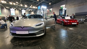 Tesla estuvo presente en el Salón de París con un stand donde lo único que era importante eran sus autos y no la ornamentación. Concentró más miradas que BYD, su gran competidor, que estaba situado a pocos metros