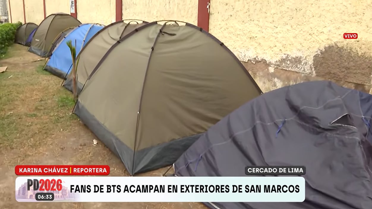 Seguidores del grupo musical BTS instalan carpas en los exteriores del Estadio San Marcos en la ciudad de Lima.
