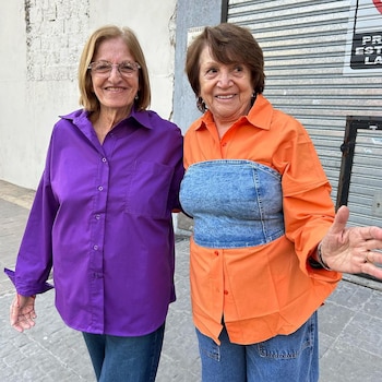 Junto a una amiga que