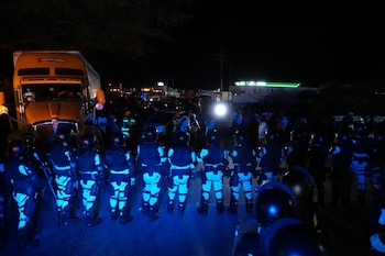 Conductores se mostraron inconformes por el cierre efectuado por la Guardia Nacional debido al cruce de la Caravana Migrante.