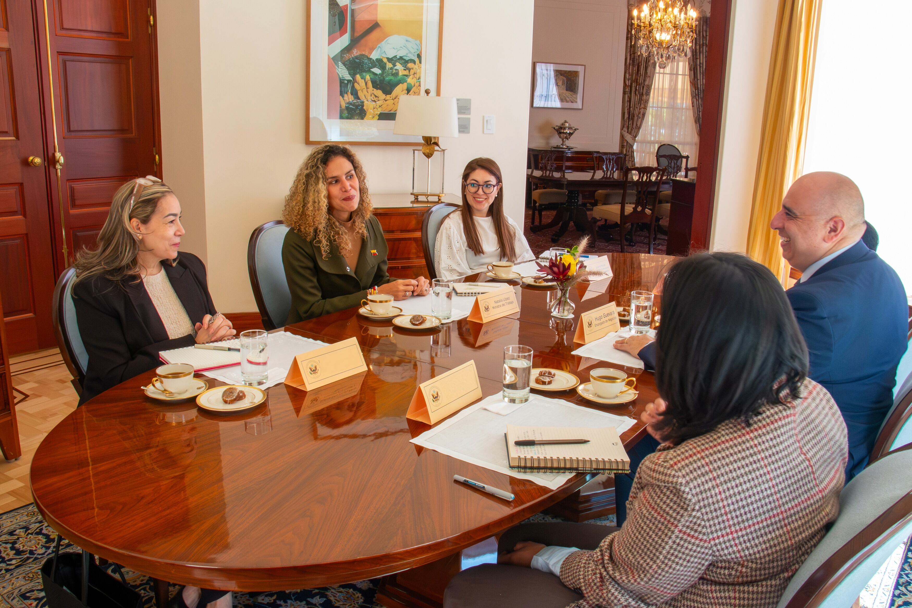 El encargado de negocios de EE. UU. en Colombia, Hugo Guevara, también se reunió con Natalia López, ministra de Trabajo, para abordar el cumplimiento de las normas laborales en el país - crédito @USEmbassyBogota/X